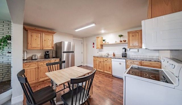 2 Bedroom Guest Suite with Free Continental Breakfast