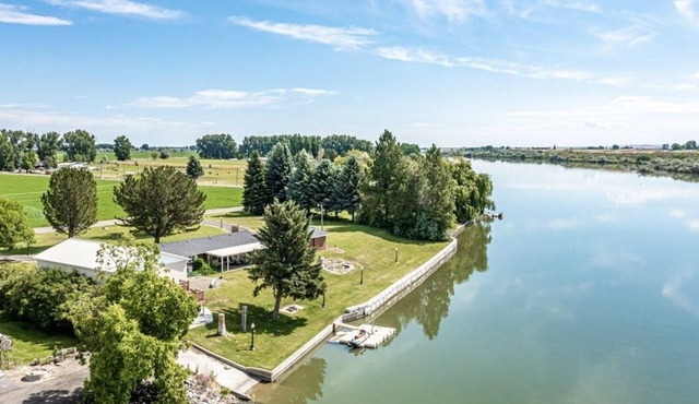 2 bedroom house overlooking Snake River