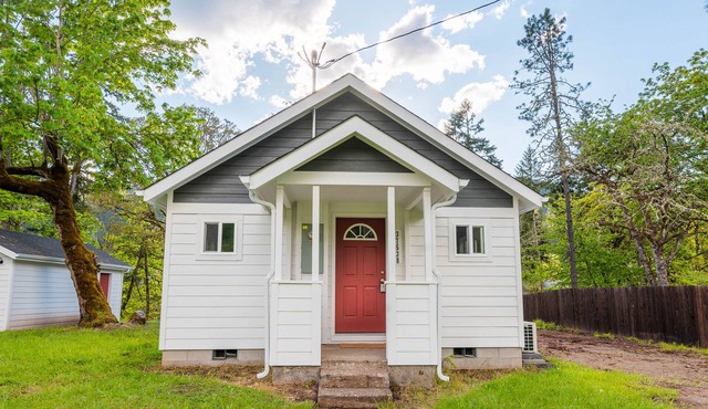 2 bedroom Riverfront Home, 5 mins from the lake!