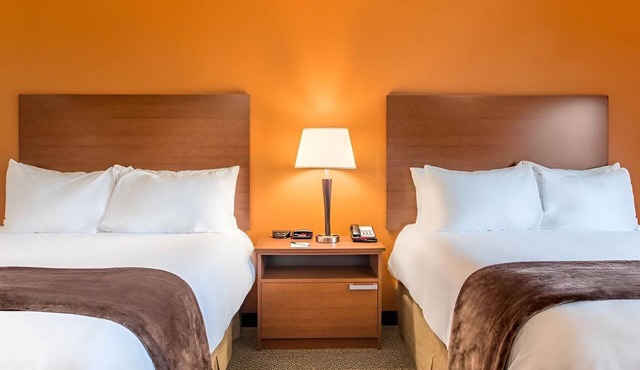 2 Clean + Bright Rooms Perfect for Long Stays Near Bob Kerrey Pedestrian Bridge