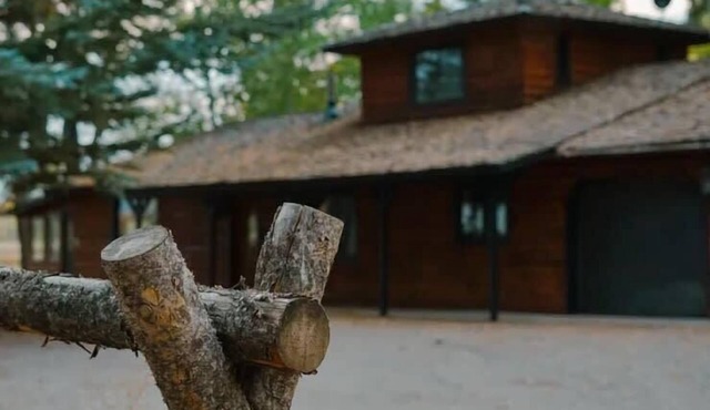 2 HEISE CABINS- FREE SKIING TO KELLY CANYON INCLUDED