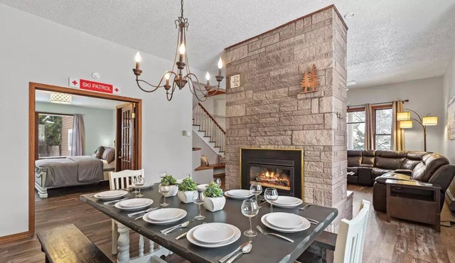 2 king beds, walk to restaurants, ideal for groups, gondola view, HUGE game room