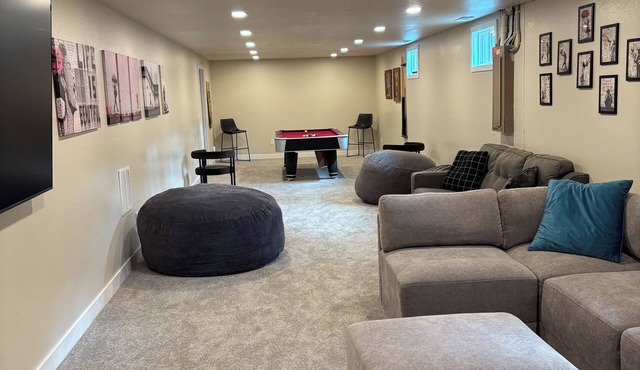 2 King Suites & A Secret Bookcase Room + Pool Table & Ping Pong, AC