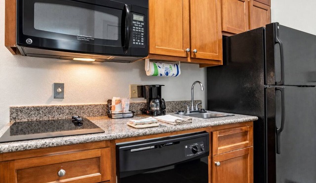 2 Pet-Friendly Suites w/Kitchenette Near Antique Village & Shopping