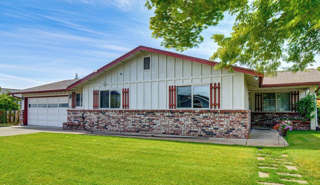 2-Unit Family Combo, Walk to Downtown Sequim!