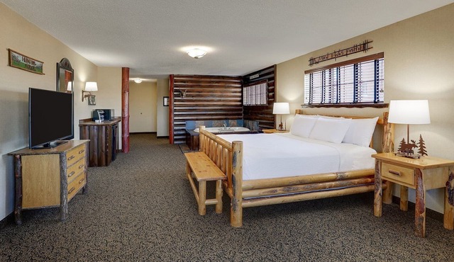 2 Units | Central Moline Stay w/Gym Access | 0.7 mi to Mississippi Riverfront