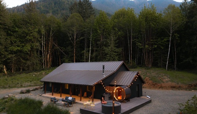 28-Acre Olympic Cabin · Hot Tub + Sauna · Private