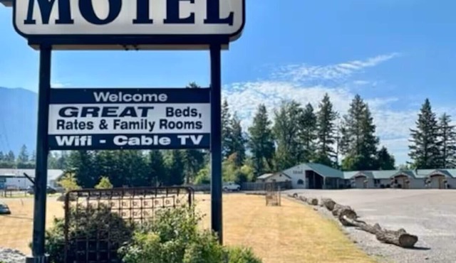 #28- TWO QUEEN BEDS hotel with WiFi and AC in Columbia Falls, 20 Mi to GNP