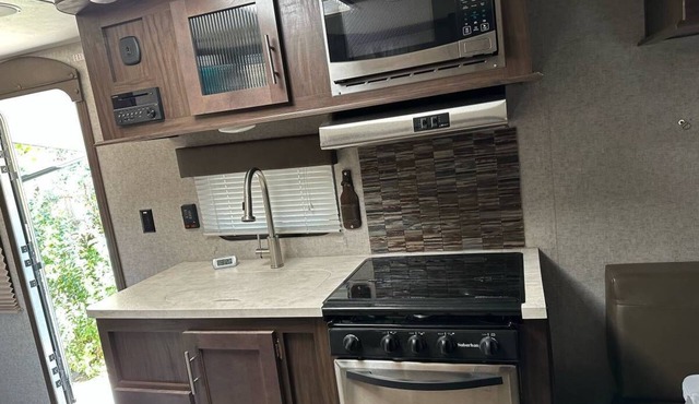 29' Deluxe Climate Controlled Toy Hauler Camper - Sleeps 4 Guests.
