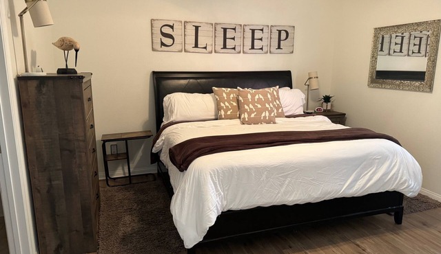 2BR + 2FB-End Unit with Mountain View -Ground Floor - No Stairs!
