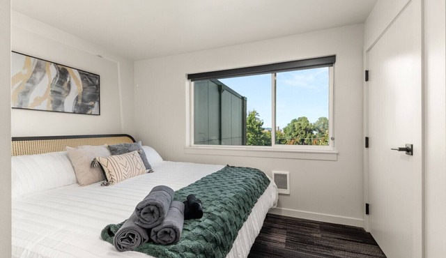 2BR Apartment in DT with Parking