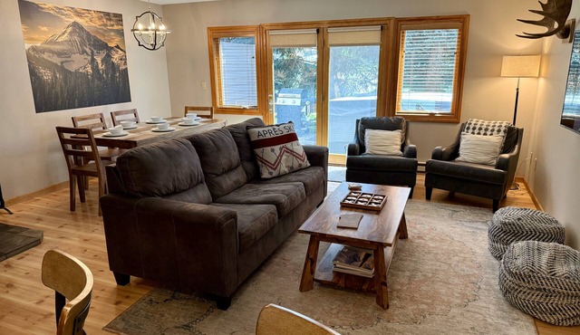 2BR Big Sky Town Center w/Hot Tub, Grill, Games. Walk to Dining