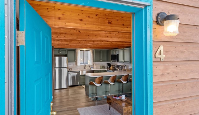 2BR condo in West Yellowstone, just 1 minute from the park! Owl's Nest