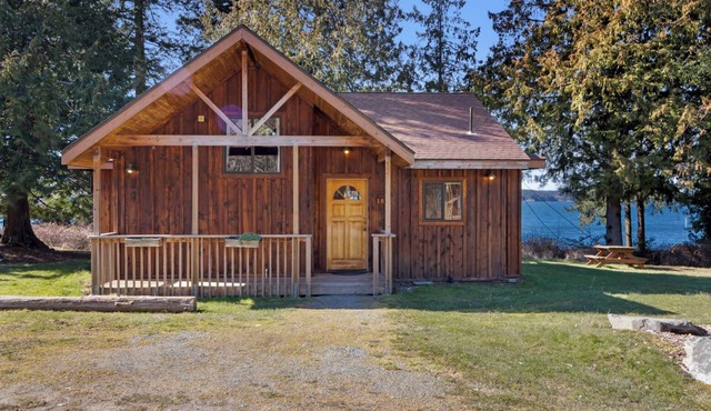 2BR Ocean View Cabin - 1 min walk to world class beach!