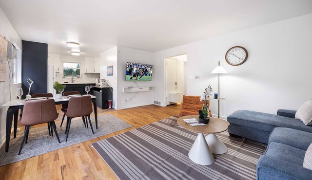 2BR Seattle Cozy Stay, AC, Near UW & Transit