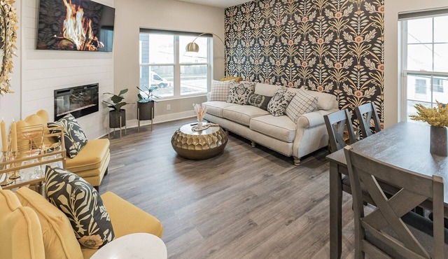 3 bed 4 bath Townhouse w Porch & Rooftop deck- 5 min to Downtown!