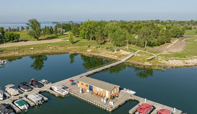 3 Bed Lake Escape Cabin 1mi from Lake Sakakawea park entrance steps from nature