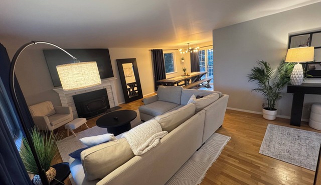 3-bedroom home in Issaquah with fitness rm, sauna, pool table & yard trampoline