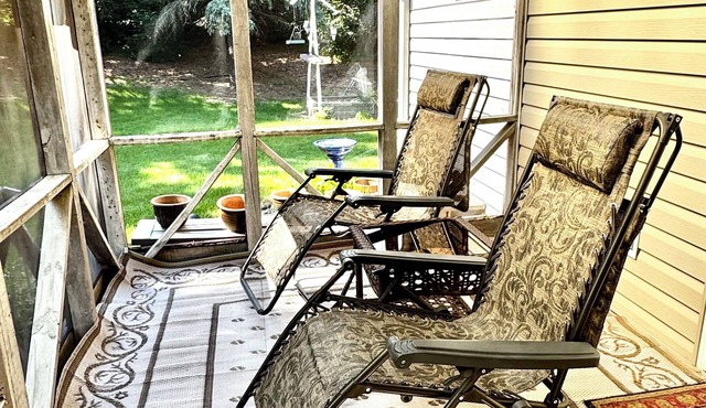 3-bedroom house in delightful Mapleton with AC, WiFi. Unwind and enjoy!