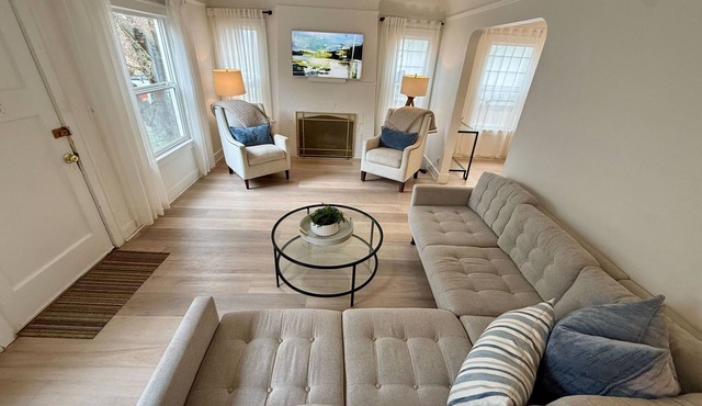 3-bedroom house with AC. Walk to light rail. Next to U-village. With Backyard.