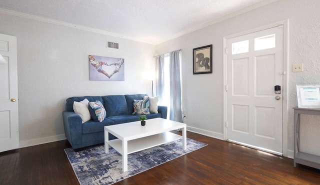 3-bedroom house with game room near Graceland and the Airport!