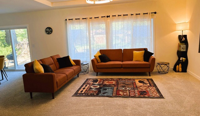 3-bedroom new house with sauna, hot-tub & river access in Forks