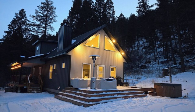 3-bedroom Off Grid cabin in National Forest with WiFi