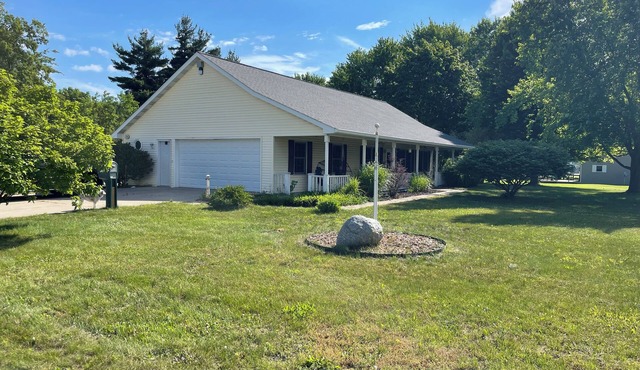 3-bedroom vacation home just 7 minutes to Lake Michigan with hot tub