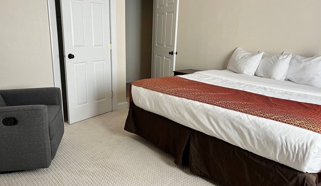 3 Bedroom with Jacuzzi and daily breakfast!