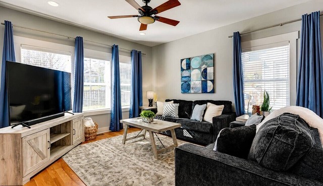 3 Bedrooms-HUGE yard for pets! 4.5 miles Broadway