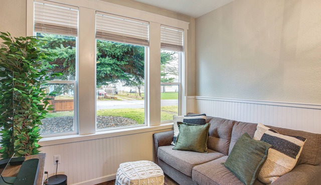 3 Mi to Coeur D'alene Lake! Cozy Mtn-town Getaway
