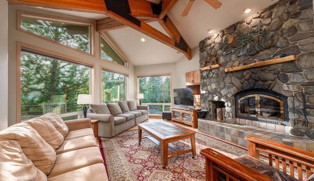 3 Mulligan - Hot Tub with Wooded Views, Wine Cellar, SHARC passes, Comfort & Style