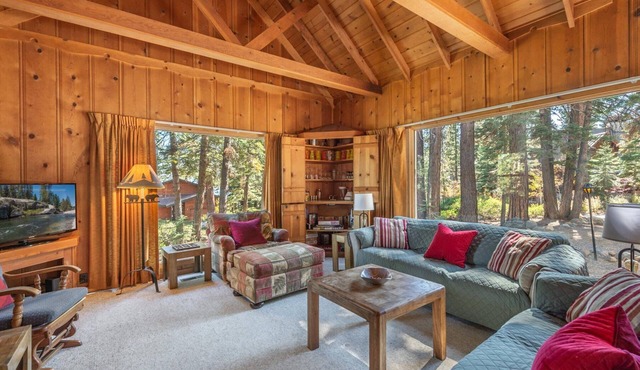 *30 NIGHT MINIMUM*Economical Cabin, Loft, Gas FP & Patio "On Huis Cabin"