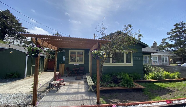 30 Yards To Beach, New Hot Tub, fenced and dog friendly, 70" TV, Fire Pit Clean