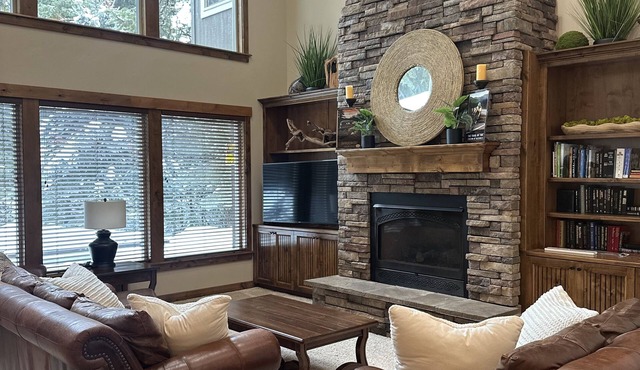 3370 Sq Ft “Amazing” Cabin, 2 Master Suites, Gourmet kitchen, Close 2Town & lake