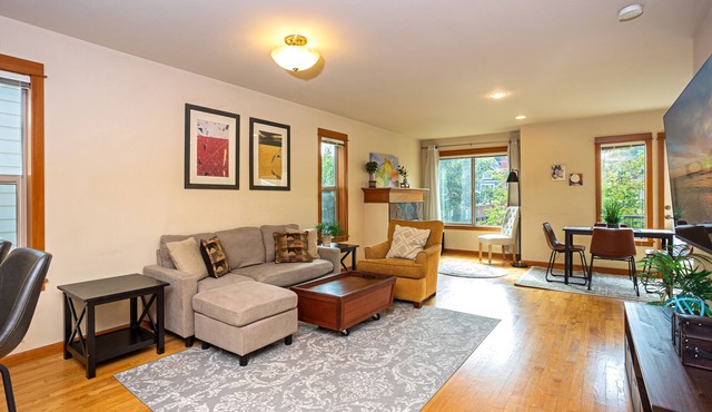 3BR/2.5BA MAJOR INTERNATIONAL SPORTING EVENT Convenient home w/AC central location, 4 Smart TVs & fast WiFi