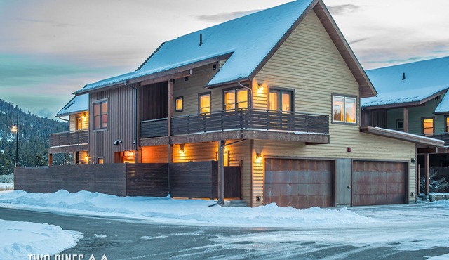 3BR Big Sky Townhome | Walk to Town Center, Hot Tub & Sleeps 12