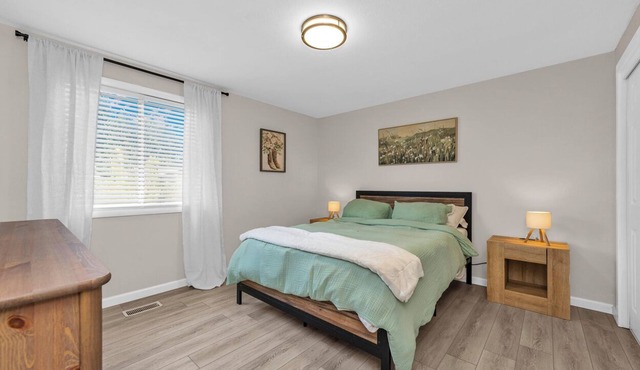 3BR Fabulous Family/Group Getaway-Fully Furnished- Ideal Location