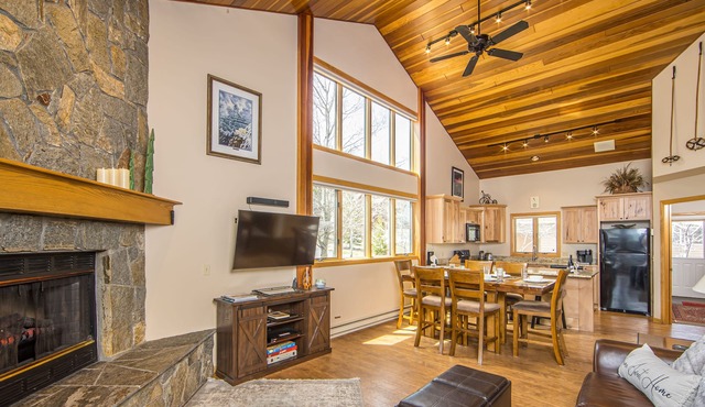3BR Ski-In/Out Condo, Sleeps 6, Ski-Tuning Bench & Garage – Big Sky, MT