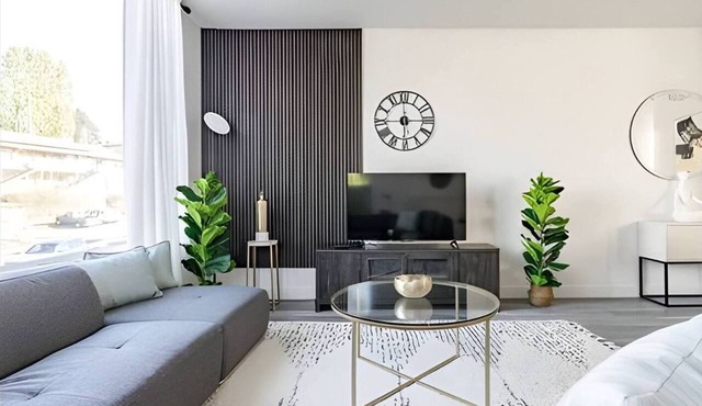 3BR Townhouse | Balcony | Seattle | Sophari Home L