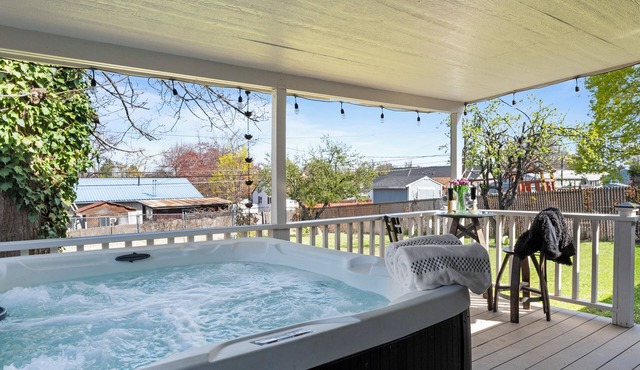 3BR WITH HOT TUB, GAME ROOM/PET FRIENDLY/10' TO EVERYTHING