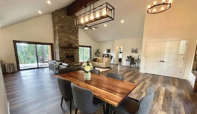 4,100sqft Newly Built Mountain Modern Lodge, Game Room, Deck, Fireplace, Views