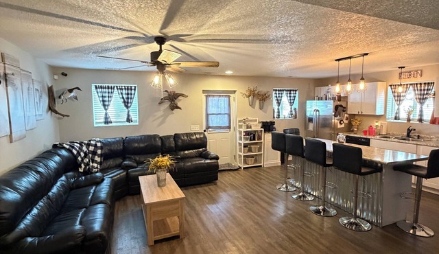 4 bd, 2 ba Cabin at Lake Rathbun. Sleeps 9. Less than a mile from lake.