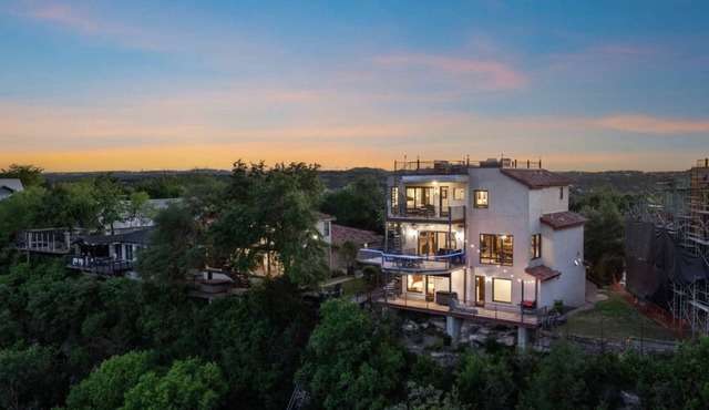 4 BR Water Front Rustic Luxurious Villa Retreat in Austin