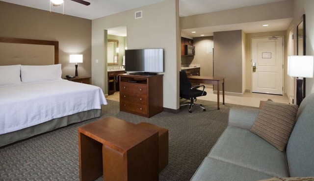 4 Comfortable Accommodation! Kitchen, Pet-Friendly, Indoor Pool!