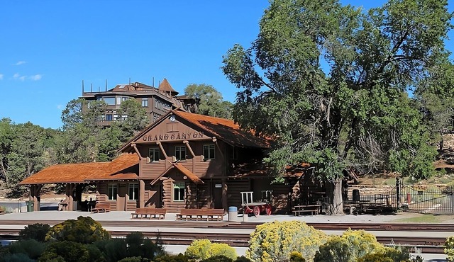 4 Family-Friendly Units, Free Breakfast & Parking, Williams Little League Park!