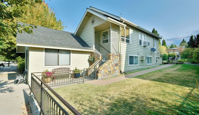 4 Homes in downtown Mt. Shasta sleeps 24!