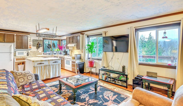 4 Mi to Sandy, Oregon: Studio w/Mtn View