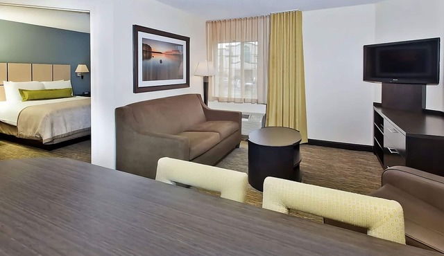 4 Units Close to West Town Mall! Private Kitchen, FREE Parking, Pets Allowed!