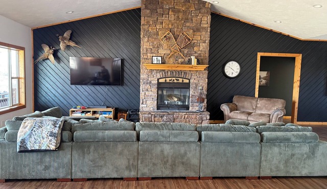 40 min from YNP! 18 Beds! New Bedding! Lots of parking! Sleeps 30+